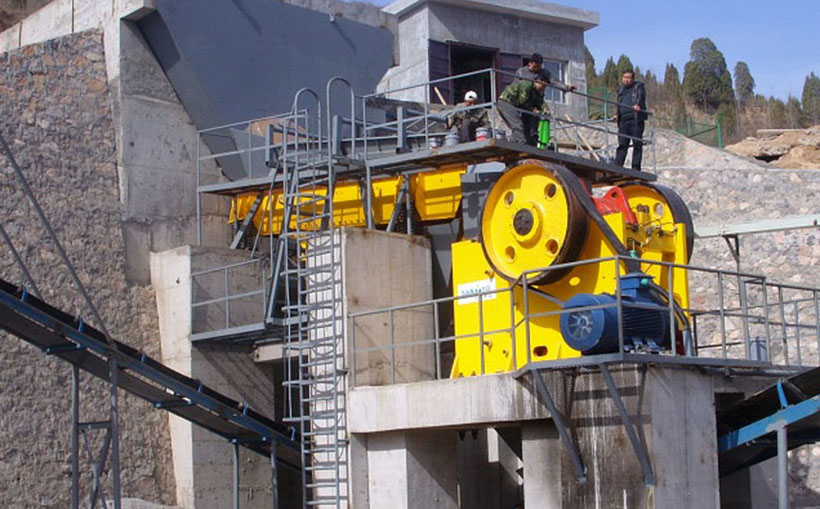 顎式破碎機撥盤（大耳朵護(hù)板）三個主要功能作用？